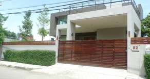 For rent Single House Modren style at Phatthakran Road 4 beds 200 sqw.