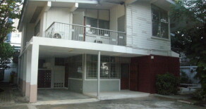 For rent Single house 2 storeys at Sukhumvit16 near BTS Asok