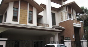 For rent Luxury Single House living a warm and cosy 4+1 beds with private pool at Sukhumvit road