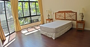 Single house for rent with swimming at Sukhumvit road nice&bright decorated near BTS Thonglor station