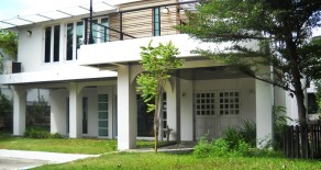 ให้เช่า บ้านเดี่ยวโมเดิร์นพร้อมสระว่ายน้ำ สุขุมวิท