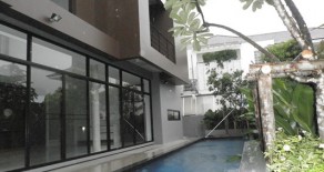 ให้เช่า บ้านเดี่ยวสไตล์โมเดิร์น ตกแต่งใหม่ สวยมาก พร้มสระว่ายน้ำ สุขุมวิท