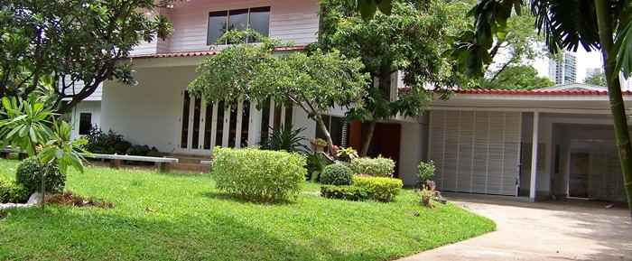 for rent Single house with private swimming pool at Sukhumvit 4beds near BTS Prompong station