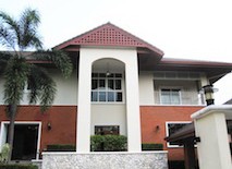 บ้านเดี่ยวพร้อมสระว่ายน้ำ ให้เช่า 6 ห้องนอน ตกแต่งโมเดริ์น ถนนพัฒนาการ